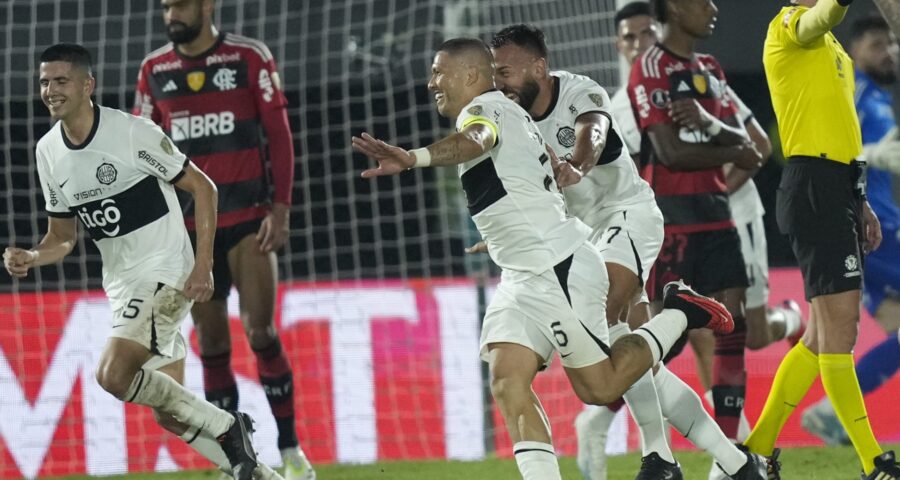 Olimpia celebra mais um gol contra o Flamengo no Defensores del Chaco - Foto: Foto: Jorge Saenz/Associated Press/Estadão Conteúdo