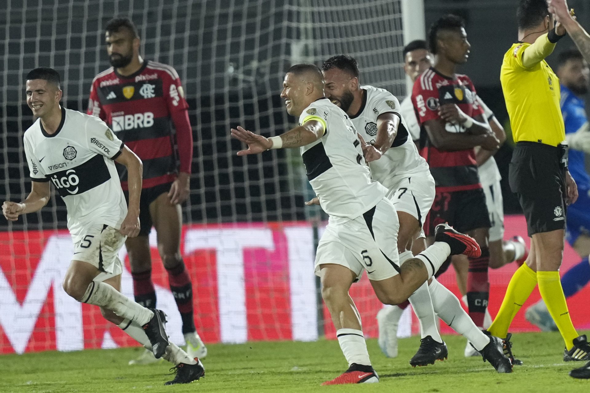 Olimpia celebra mais um gol contra o Flamengo no Defensores del Chaco - Foto: Foto: Jorge Saenz/Associated Press/Estadão Conteúdo