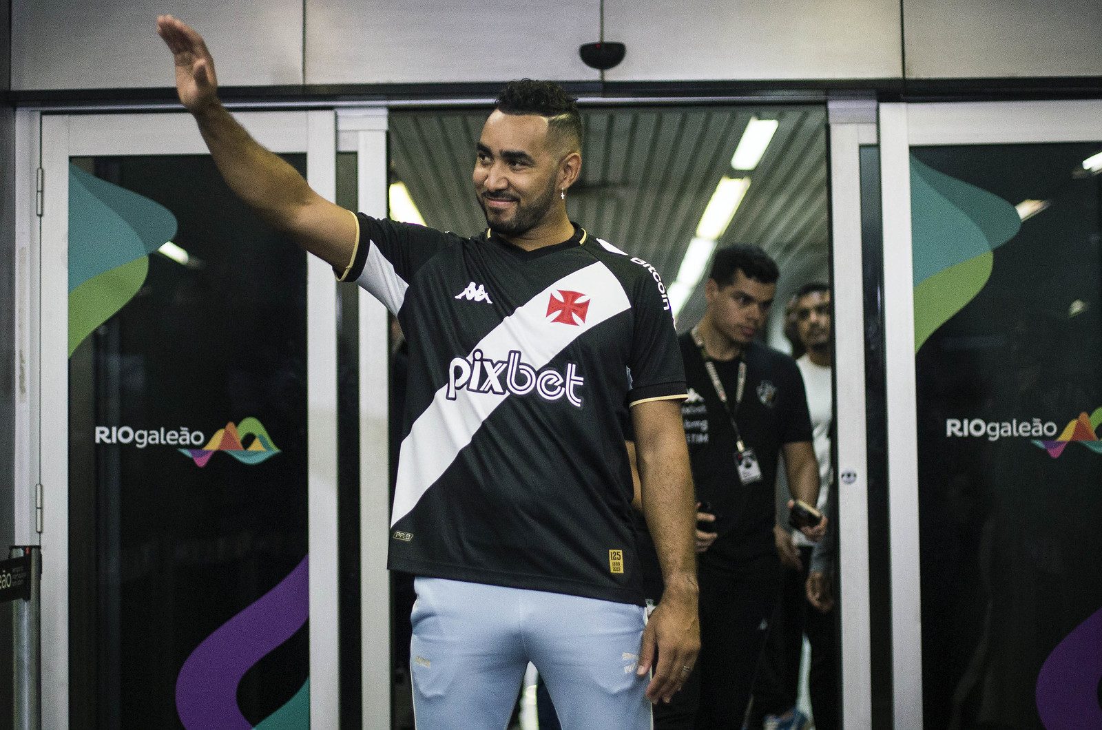 Payet é recepcionado por torcedores no aeroporto do Rio de Janeiro - Foto: Reprodução/ X @VascodaGama