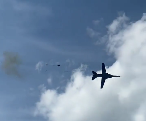 Momento exato da ejeção dos pilotos durante show aéreo beneficente - Reprodução/ X @thenewarea51