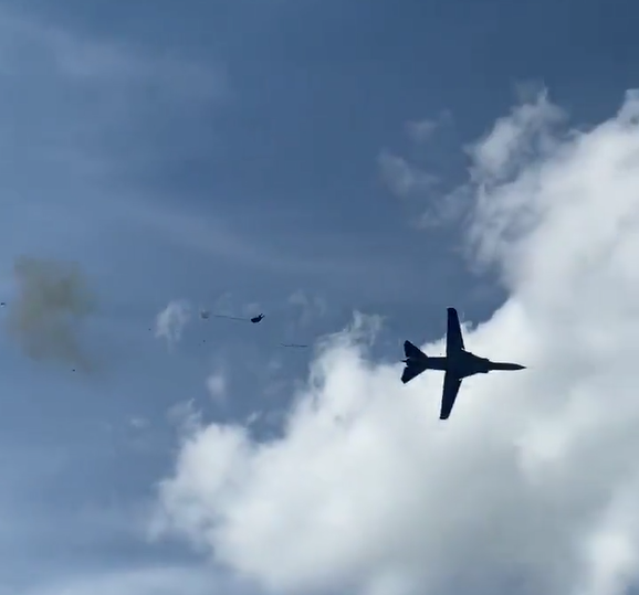Momento exato da ejeção dos pilotos durante show aéreo beneficente - Reprodução/ X @thenewarea51