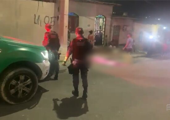 Suspeitos em veículo executam homem em frente de casa em Manaus – Foto: Reprodução/TV Norte Amazonas