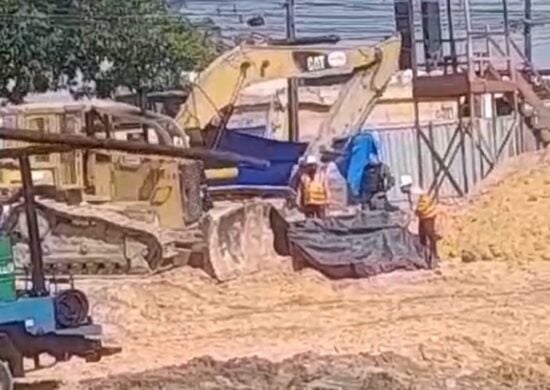 Acidente com trator ocorreu em obra da Zona Leste da cidade - Foto: Reprodução/WhatsApp