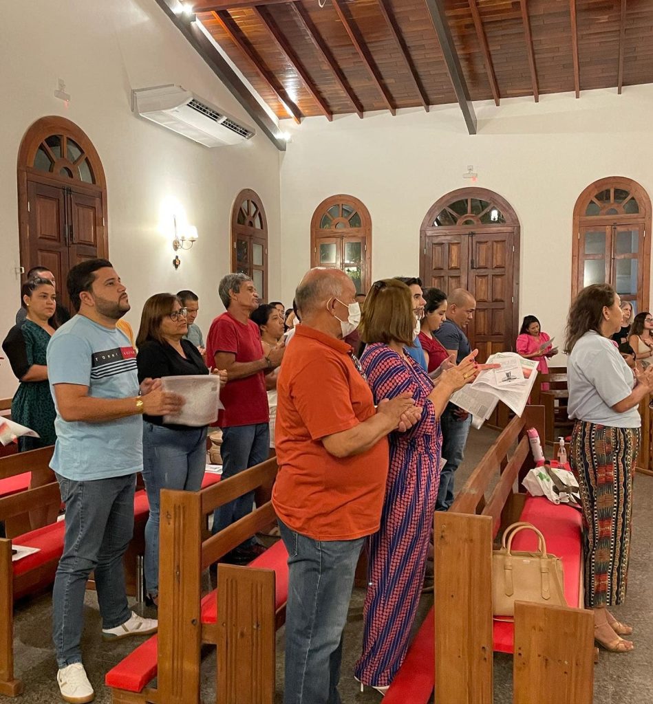Fiéis rezando a novena na Festa de São Francisco das Chagas - Foto: Reprodução/Facebook @igrejasaofranciscorr