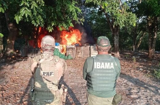 PRF e Ibama em ação conjunta no combate ao garimpo ilegal destruindo itens apreendidos- Foto: Divulgação/PRF