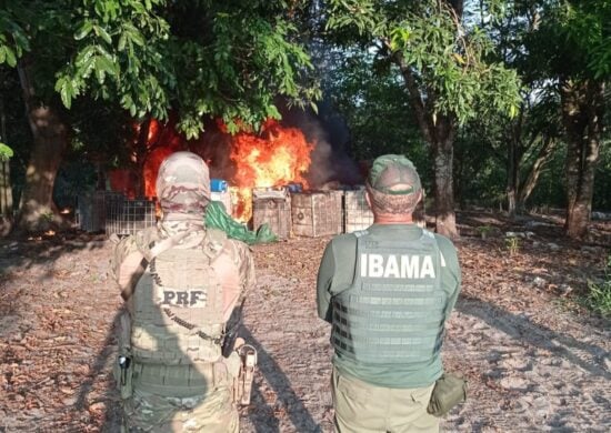 PRF e Ibama em ação conjunta no combate ao garimpo ilegal destruindo itens apreendidos- Foto: Divulgação/PRF