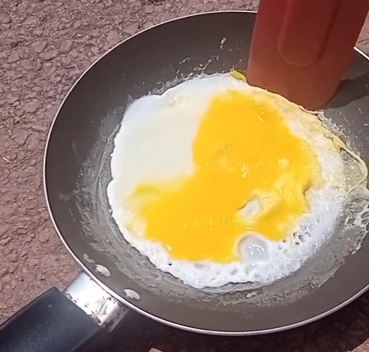 O vídeo da adolescente que fritou um ovo com o calor do sol, tem circulado pela internet