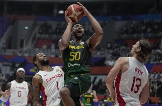 O atacante Bruno Caboclo, do Brasil, disputa posse de bola durante a partida válida pela segunda rodada da Copa do Mundo de Basquete, na Indonésia, nesta sexta-feira, 1º - Foto: Dita Alangkara/Associated Press/Estadão Conteúdo