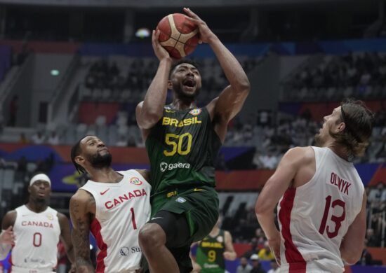 O atacante Bruno Caboclo, do Brasil, disputa posse de bola durante a partida válida pela segunda rodada da Copa do Mundo de Basquete, na Indonésia, nesta sexta-feira, 1º - Foto: Dita Alangkara/Associated Press/Estadão Conteúdo