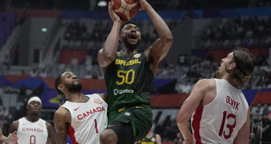 O atacante Bruno Caboclo, do Brasil, disputa posse de bola durante a partida válida pela segunda rodada da Copa do Mundo de Basquete, na Indonésia, nesta sexta-feira, 1º - Foto: Dita Alangkara/Associated Press/Estadão Conteúdo