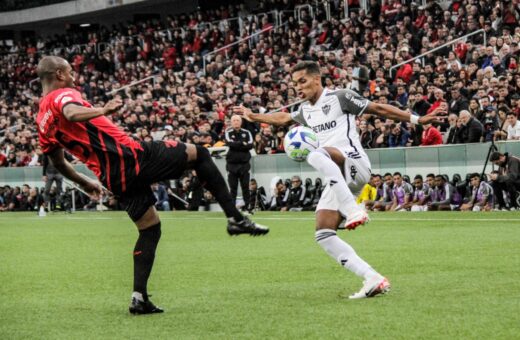 Lance durante jogo entre Athletico PR e Atletico MG, valida pela partida do Campeonato Brasileiro 2023, na Liga Arena, em Curitiba (PR) - Foto: Jorge Prado/Futura Press/Futura Press/Estadão Conteúdo