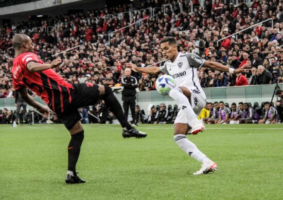 Lance durante jogo entre Athletico PR e Atletico MG, valida pela partida do Campeonato Brasileiro 2023, na Liga Arena, em Curitiba (PR) - Foto: Jorge Prado/Futura Press/Futura Press/Estadão Conteúdo