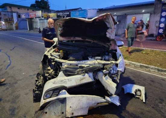 O acidente ocorreu no momento em que os suspeitos tentaram fazer o retorno e acabaram atingido dois carros - Foto: Reprodução/Whatsapp