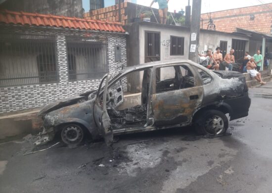 Após carro de aplicativo pegar fogo em Manaus, motorista faz 'vakinha'