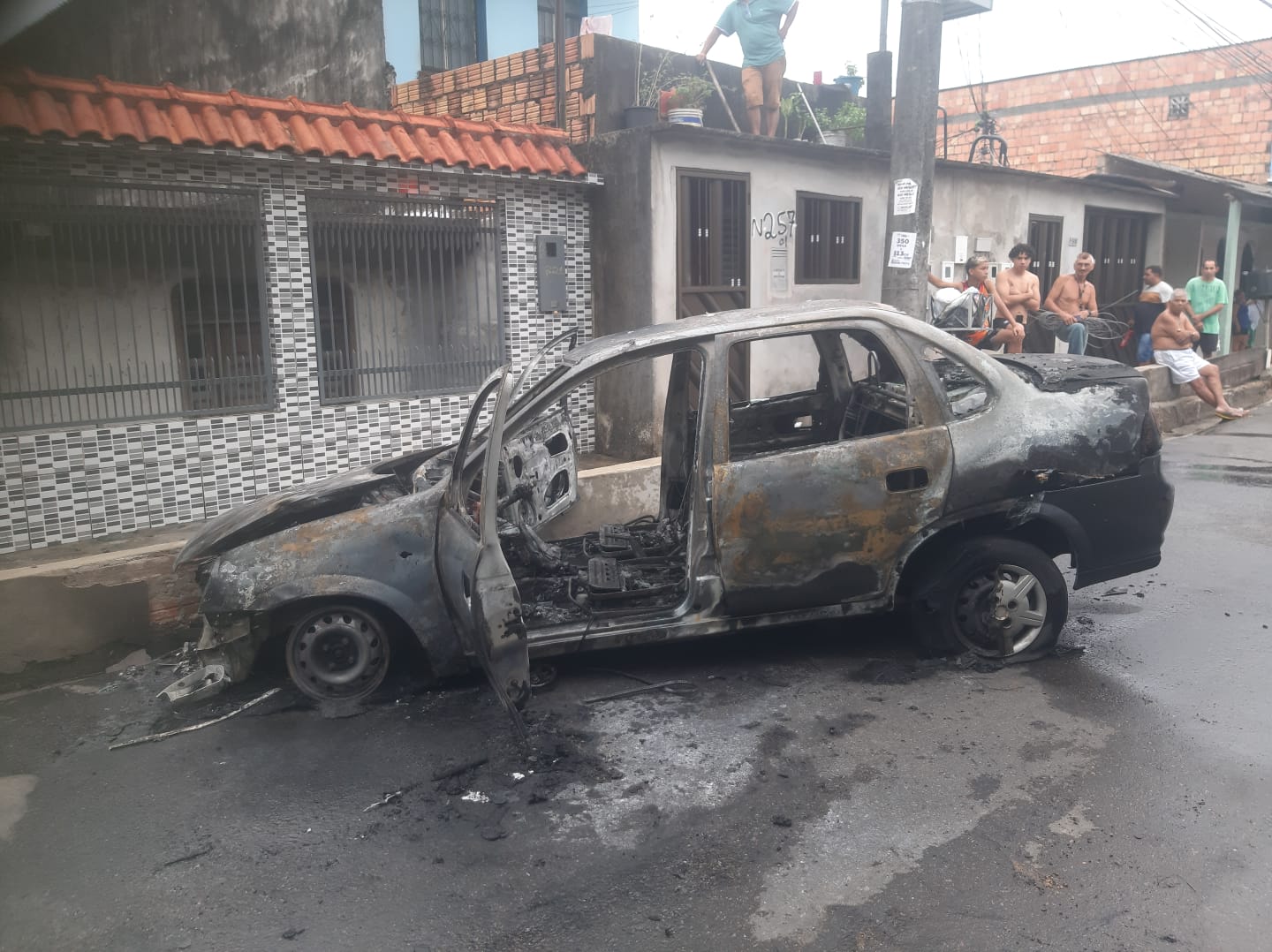 Após carro de aplicativo pegar fogo em Manaus, motorista faz 'vakinha'