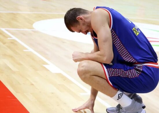 Borisa Simanic passou por cirurgia para retirar o rim, após levar pancada durante jogo da Copa do Mundo de Basquete - Foto: Reprodução/ X @brasilcoast2