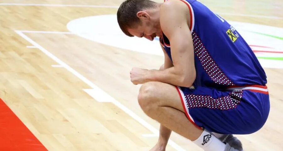 Borisa Simanic passou por cirurgia para retirar o rim, após levar pancada durante jogo da Copa do Mundo de Basquete - Foto: Reprodução/ X @brasilcoast2