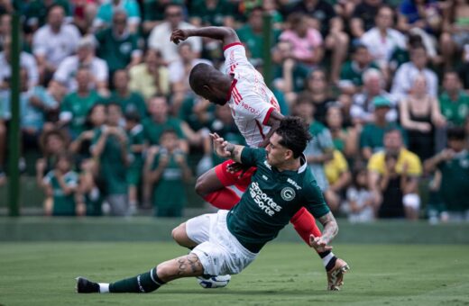 Jogadores do Goiás e Internacional durante partida pelo campeonato Brasileiro A - Foto: Heber Gomes/Agif - Agência De Fotografia/Agif - Agência De Fotografia/Estadão Conteúdo