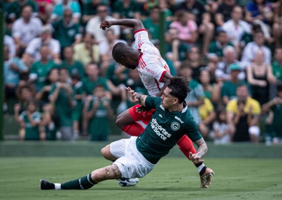 Jogadores do Goiás e Internacional durante partida pelo campeonato Brasileiro A - Foto: Heber Gomes/Agif - Agência De Fotografia/Agif - Agência De Fotografia/Estadão Conteúdo