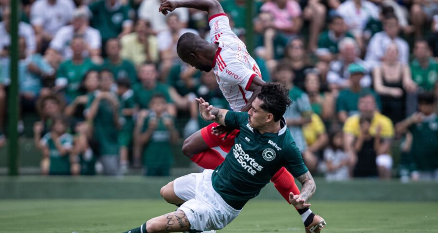 Jogadores do Goiás e Internacional durante partida pelo campeonato Brasileiro A - Foto: Heber Gomes/Agif - Agência De Fotografia/Agif - Agência De Fotografia/Estadão Conteúdo