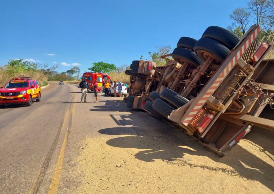 Em acidente a vítima bate a cabeça e perde toda a carga que transportava