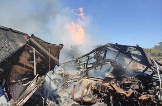 Até por volta das 12h, os bombeiros militares não haviam identificado a propriedade da carreta com soja