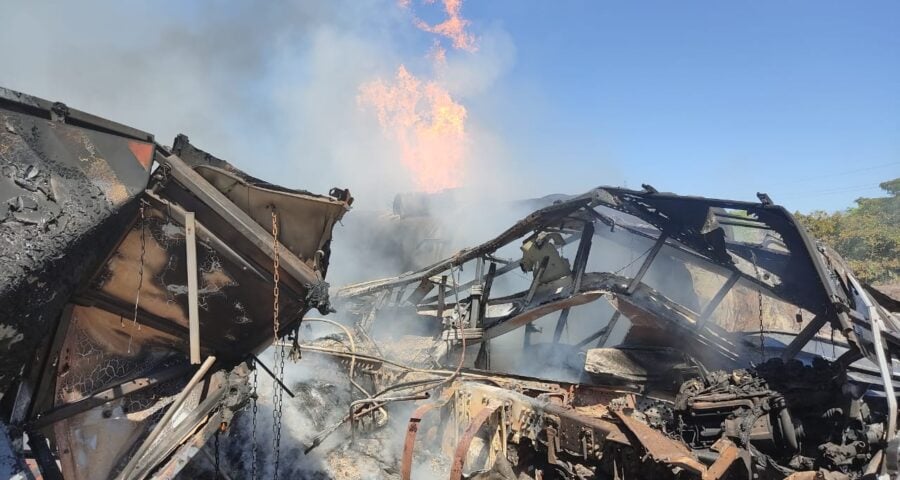 Até por volta das 12h, os bombeiros militares não haviam identificado a propriedade da carreta com soja