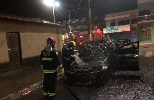 O carro ficou completamente destruído