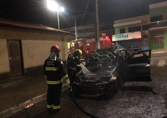 O carro ficou completamente destruído