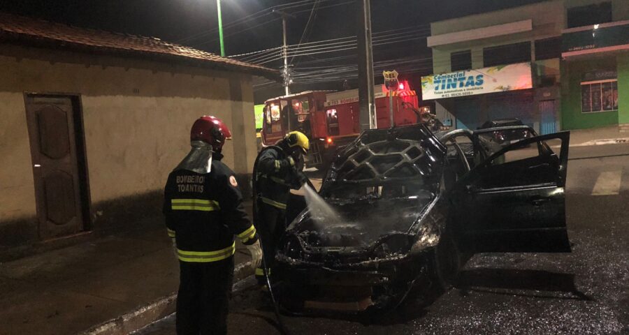 O carro ficou completamente destruído