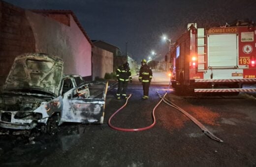 O proprietário do carro acordou com a barulho do fogo