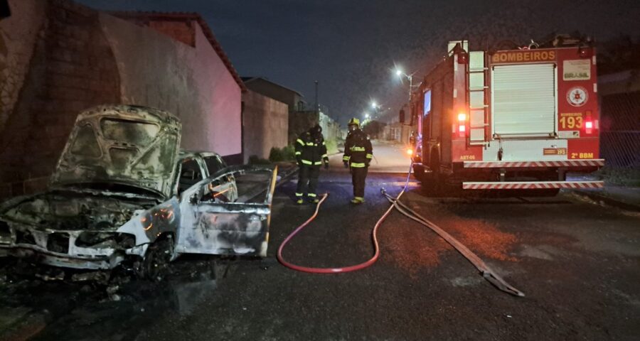 O proprietário do carro acordou com a barulho do fogo