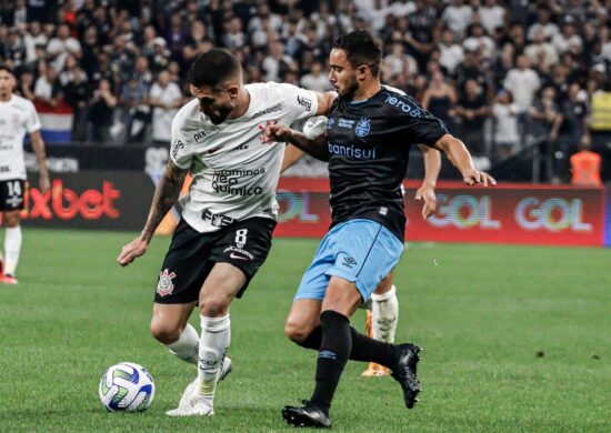 Corinthians e Grêmio pela 15ª rodada do Campeonato Brasileiro 2023, realizada na Neo Química Arena, em São Paulo, na noite desta segunda-feira (18) - Foto: Gustavo Motta/Pera Photo Press/Estadão Conteúdo