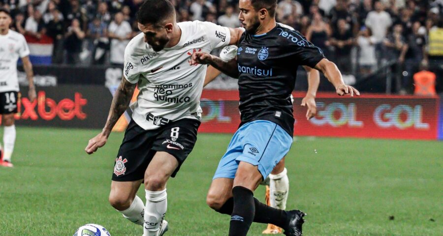 Corinthians e Grêmio pela 15ª rodada do Campeonato Brasileiro 2023, realizada na Neo Química Arena, em São Paulo, na noite desta segunda-feira (18) - Foto: Gustavo Motta/Pera Photo Press/Estadão Conteúdo