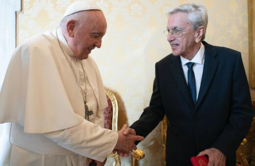 Caetano Veloso entrega carta ao papa Francisco e pede oração pelo Brasil