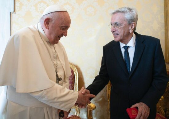 Caetano Veloso entrega carta ao papa Francisco e pede oração pelo Brasil