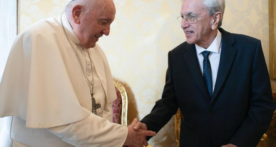 Caetano Veloso entrega carta ao papa Francisco e pede oração pelo Brasil