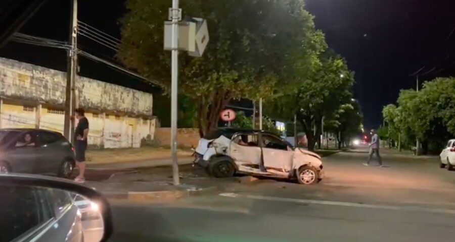 Condutor alcoolizado bateu em kwid branco - Foto: Reprodução/Facebook