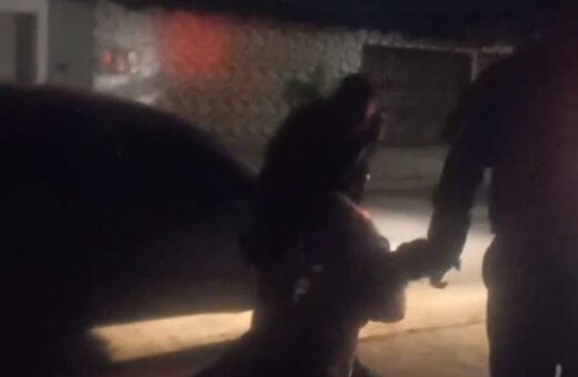 Trecho do vídeo onde os policiais abordam o jovem em frente a sua residência - Foto: Reprodução/Whatsapp