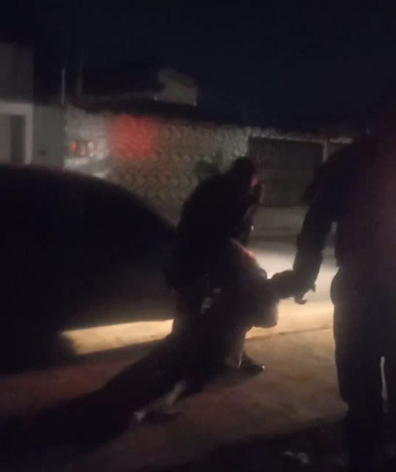 Trecho do vídeo onde os policiais abordam o jovem em frente a sua residência - Foto: Reprodução/Whatsapp