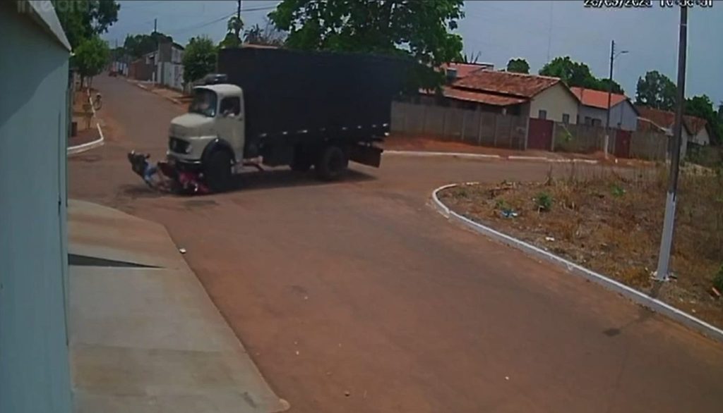 motociclista realiza manobra perigosa e colide com caminhão no TO