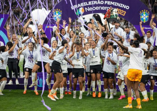 Corinthians comemoram a vitória após a partida contra a Ferroviária, válida pela final do Campeonato Brasileiro Feminino, na Neo Química Arena, na zona leste de São Paulo, neste domingo (10) - Foto: Alex Miranda/Ato Press/Estadão Conteúdo