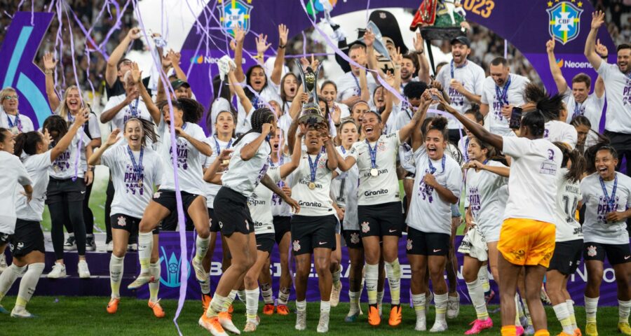 Corinthians comemoram a vitória após a partida contra a Ferroviária, válida pela final do Campeonato Brasileiro Feminino, na Neo Química Arena, na zona leste de São Paulo, neste domingo (10) - Foto: Alex Miranda/Ato Press/Estadão Conteúdo