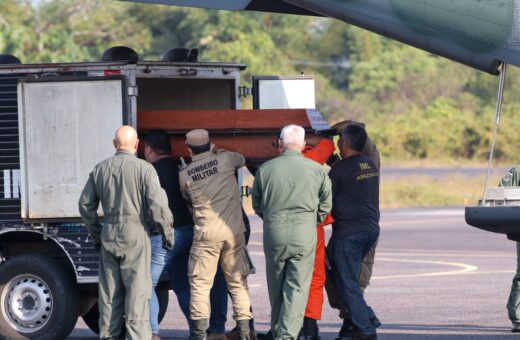 Corpos das vítimas da queda do avião em Barcelos foram trazidas para Manaus em ação conjunta com a Força Aérea Brasileira (FAB)- Foto: Mauro Neto / Secom