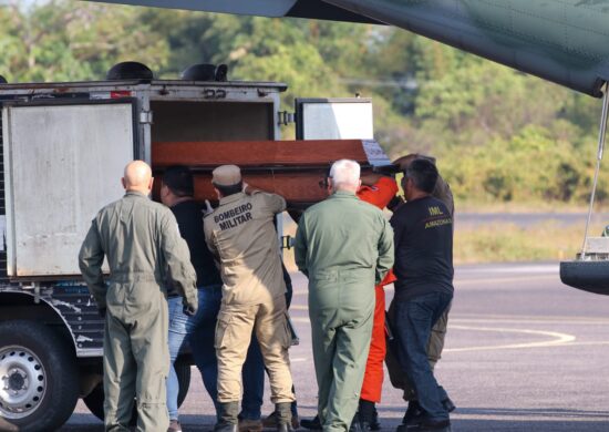 Corpos das vítimas da queda do avião em Barcelos foram trazidas para Manaus em ação conjunta com a Força Aérea Brasileira (FAB)- Foto: Mauro Neto / Secom