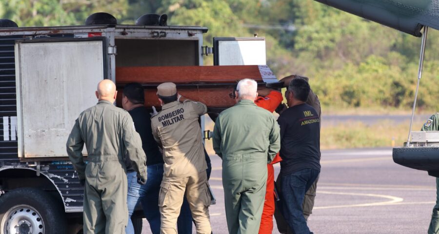 Corpos das vítimas da queda do avião em Barcelos foram trazidas para Manaus em ação conjunta com a Força Aérea Brasileira (FAB)- Foto: Mauro Neto / Secom