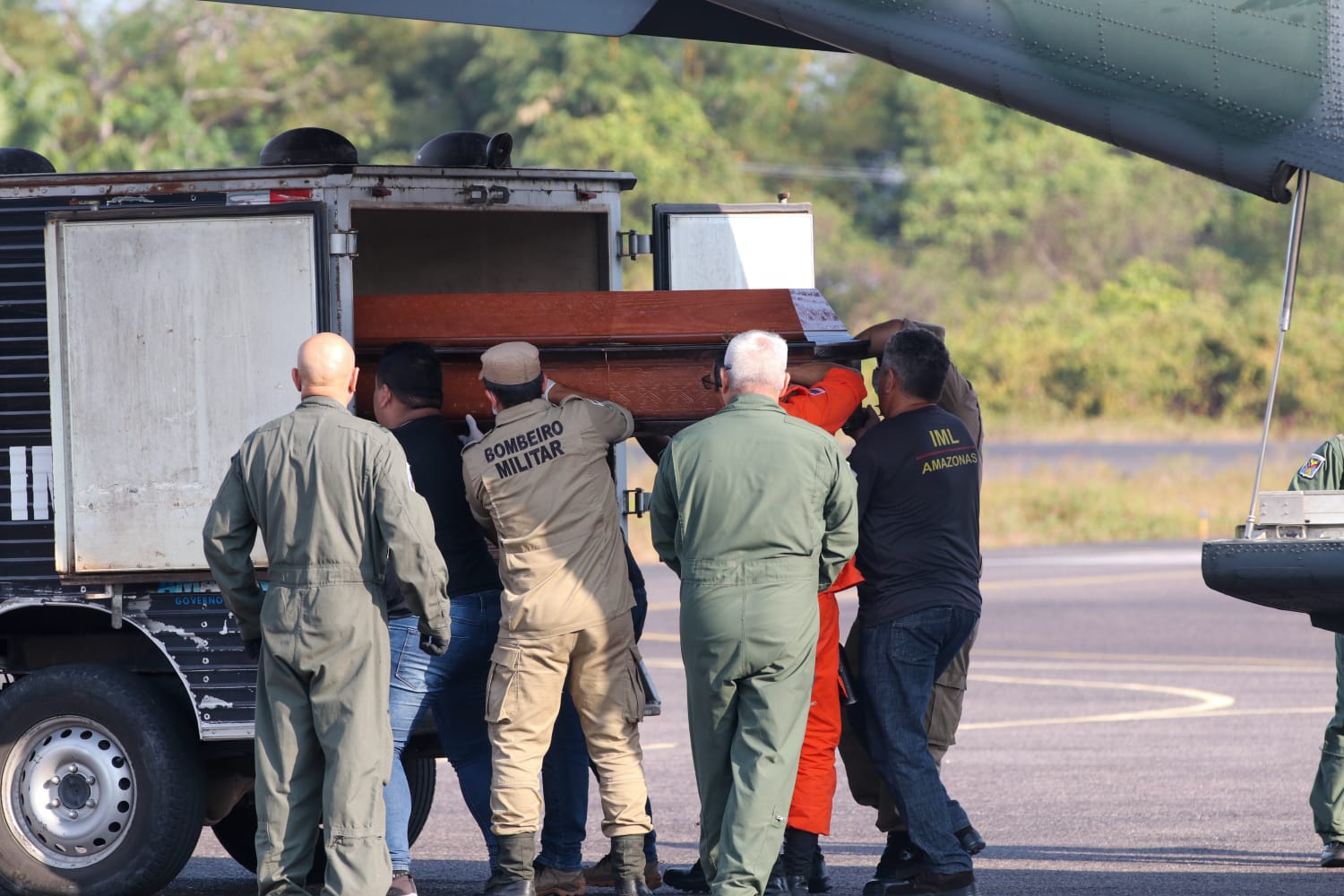 Corpos das vítimas da queda do avião em Barcelos foram trazidas para Manaus em ação conjunta com a Força Aérea Brasileira (FAB)- Foto: Mauro Neto / Secom