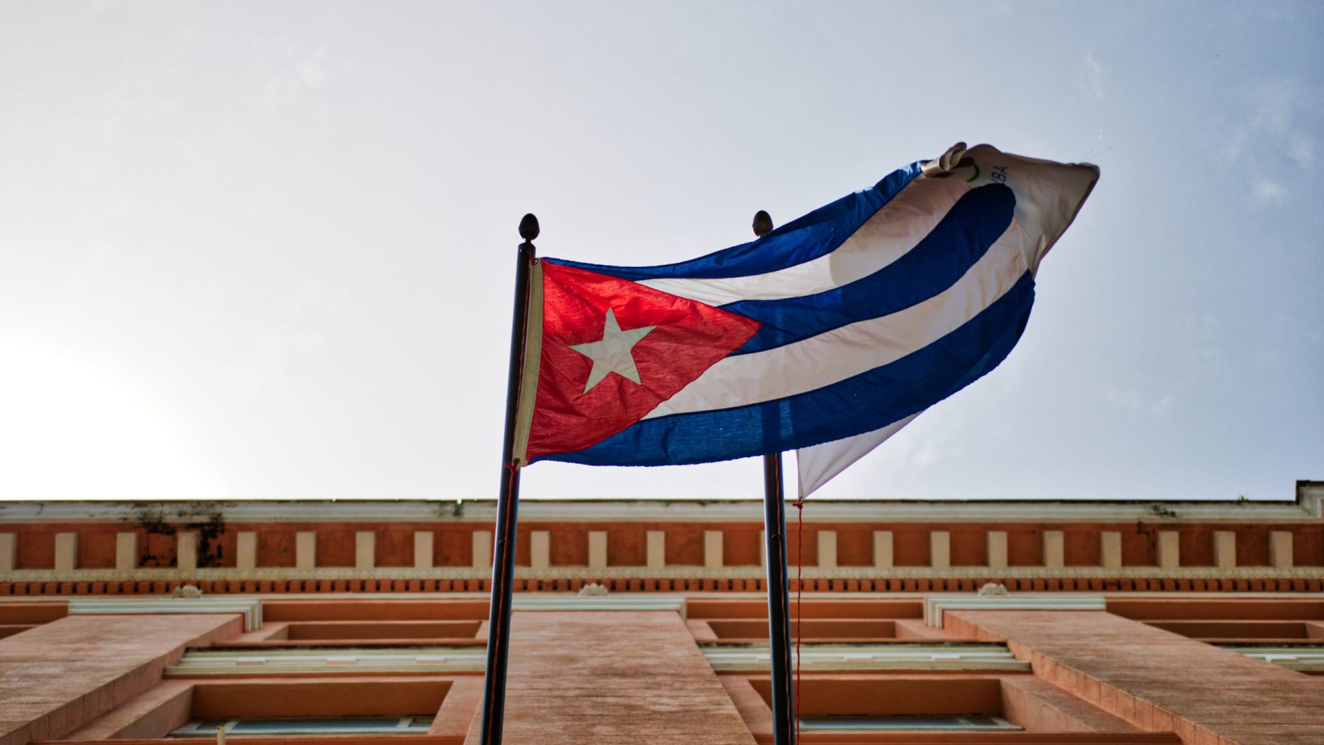 É o segundo ataque violento contra sede da embaixada Cubana nos EUA - Foto: Reprodução/Canva