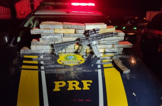 A droga e o fuzil foram encontrados durante fiscalização da PRF