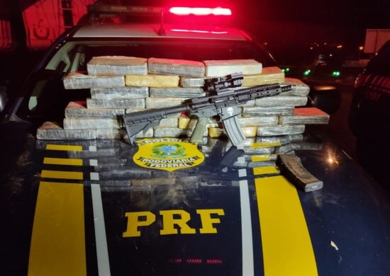 A droga e o fuzil foram encontrados durante fiscalização da PRF